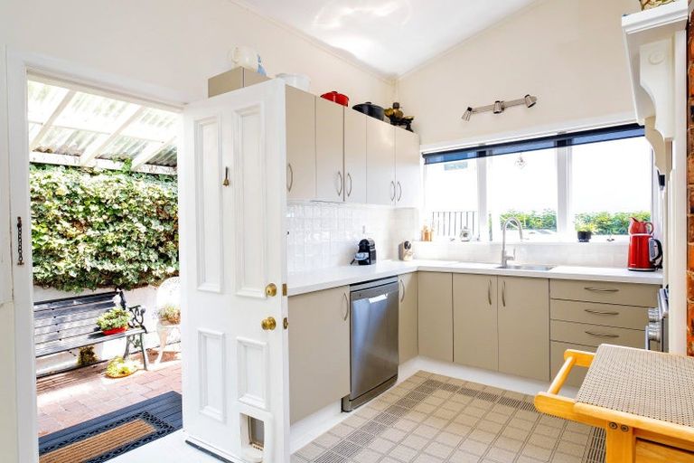 Photo of property in 11 Lincoln Road, Bluff Hill, Napier, 4110