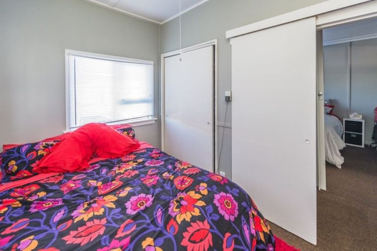 Photo of property in 1 Kamahi Street, Castlecliff, Whanganui, 4501