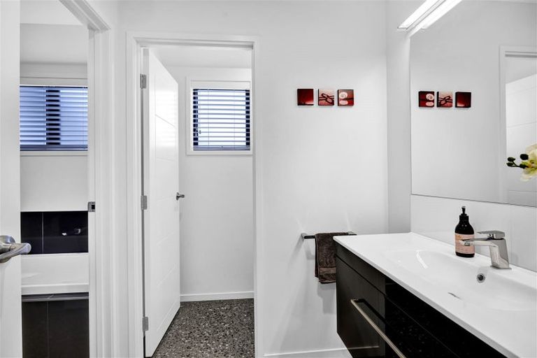 Photo of property in 6 Pebble Beach Court, Waiwhakaiho, New Plymouth, 4312