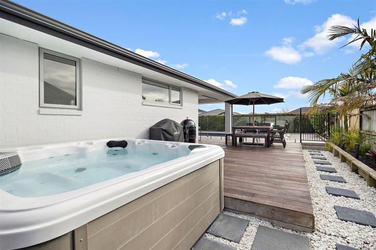 Photo of property in 24 Sir Lincoln Drive, Kumeu, 0810