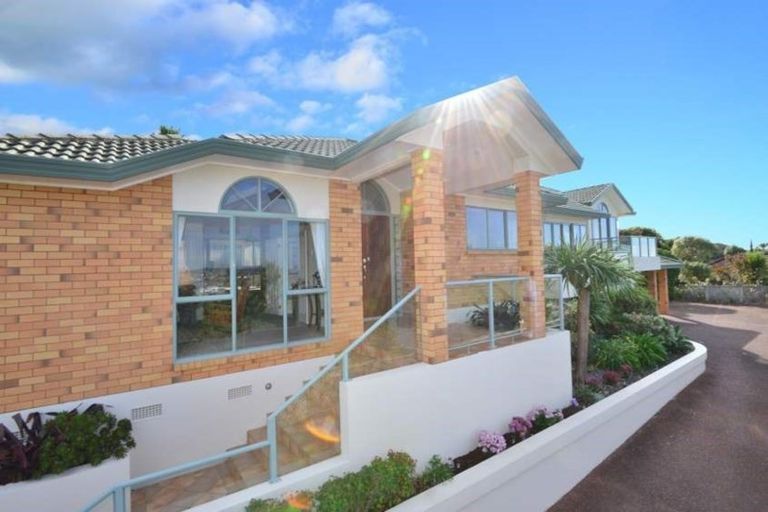 Photo of property in 5 Montcalm Close, Orewa, 0931