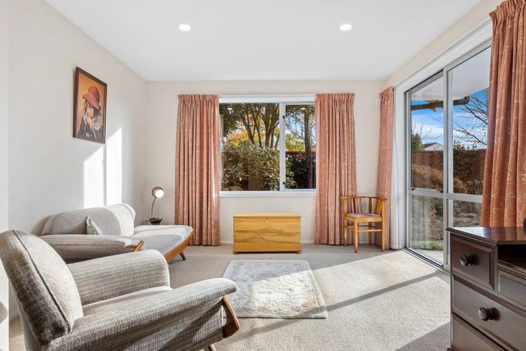 Photo of property in 6 Brookby Crescent, Avonhead, Christchurch, 8042