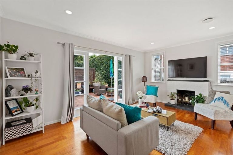 Photo of property in 1/12 Wolsley Avenue, Milford, Auckland, 0620