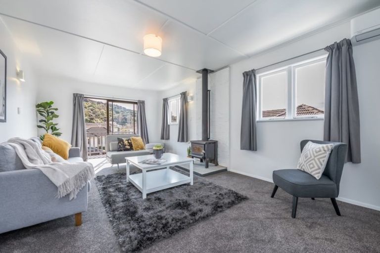 Photo of property in 15 Gardiner Grove, Wainuiomata, Lower Hutt, 5014