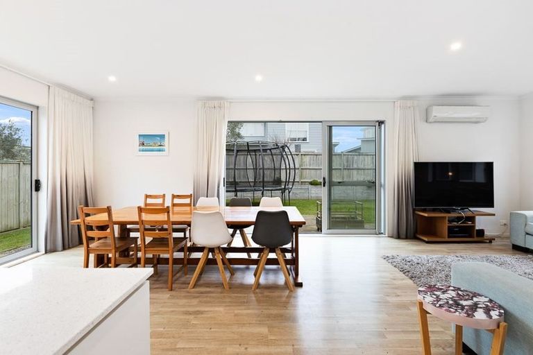 Photo of property in 11 Kukuwai Avenue, Red Beach, 0932