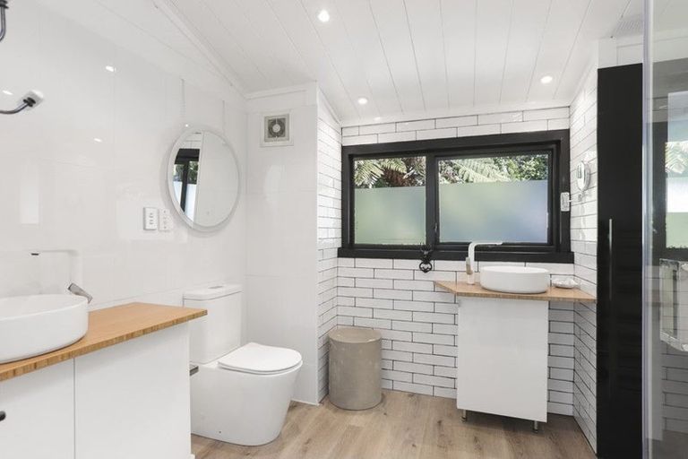 Photo of property in 192 Mountain Road, Henderson Valley, Auckland, 0612