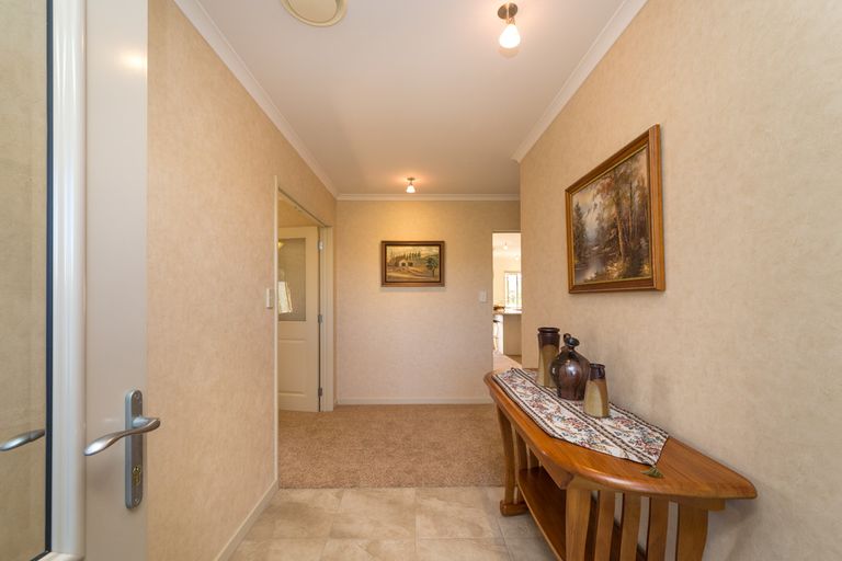 Photo of property in 48 Cashmere Drive, Fitzherbert, Palmerston North, 4410