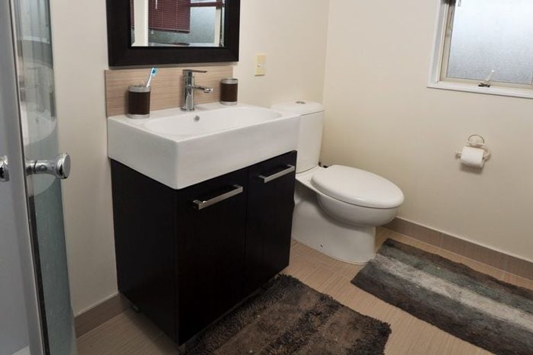 Photo of property in 5 St Thomas More Lane, Glenfield, Auckland, 0629