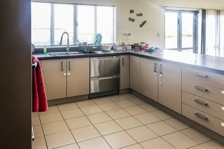Photo of property in 1 Thomas Hamer Place, Greenhithe, Auckland, 0632
