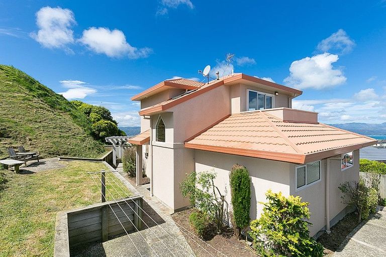 Photo of property in 5 Tamworth Crescent, Newlands, Wellington, 6037