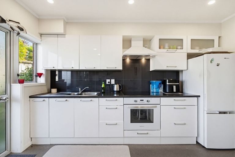 Photo of property in 3/16 Willerton Avenue, New Lynn, Auckland, 0600