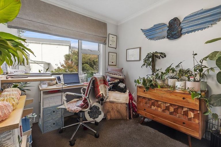 Photo of property in 2/74 Creswick Terrace, Northland, Wellington, 6012