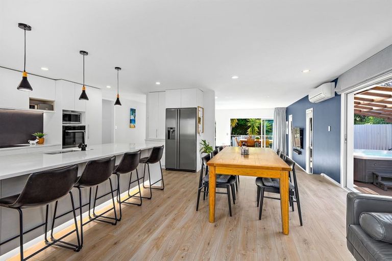 Photo of property in 32 John Downs Drive, Browns Bay, Auckland, 0630