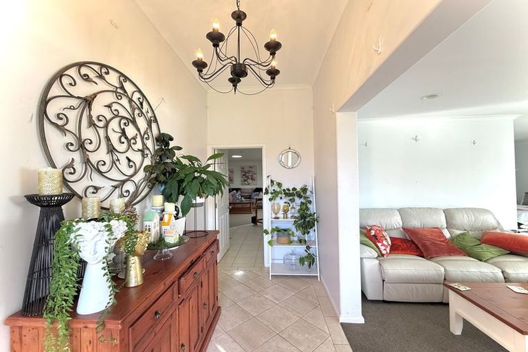 Photo of property in 40 Thornbury Crescent, East Tamaki Heights, Auckland, 2016