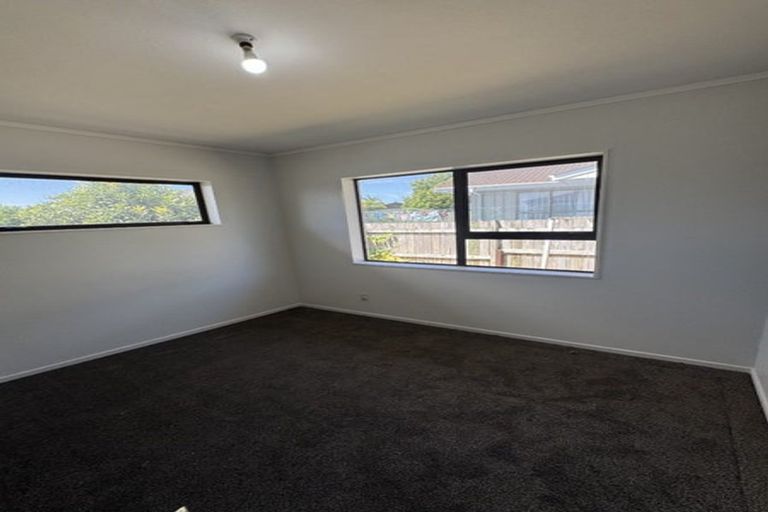 Photo of property in 2 Darlington Place, Glendene, Auckland, 0602