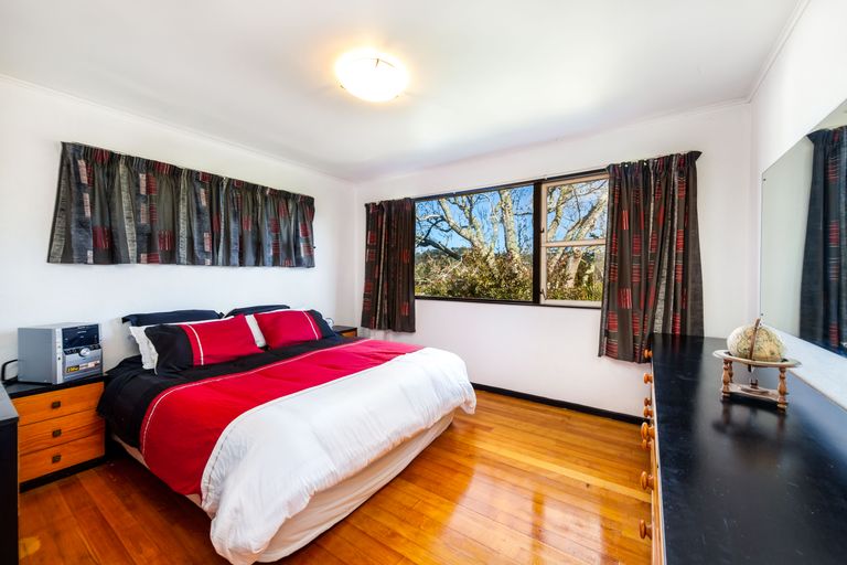 Photo of property in 72 La Rosa Street, Green Bay, Auckland, 0604