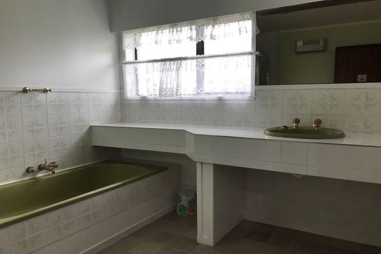 Photo of property in 2/35 Derrimore Heights, Clover Park, Auckland, 2019