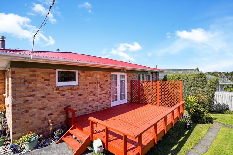 Photo of property in 43 Taupo Street, Green Bay, Auckland, 0604