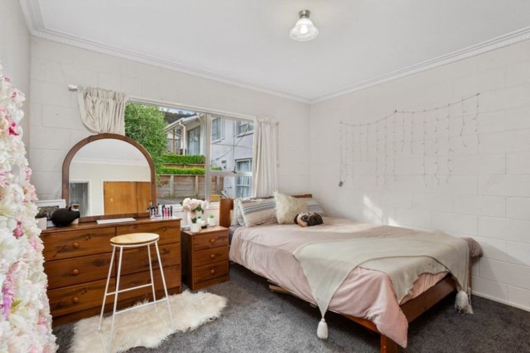 Photo of property in 2/31 Mannering Place, Hillcrest, Auckland, 0627