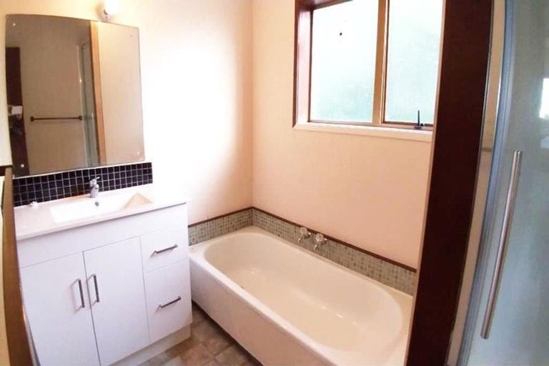 Photo of property in 2/9 Seaton Road, Murrays Bay, Auckland, 0630