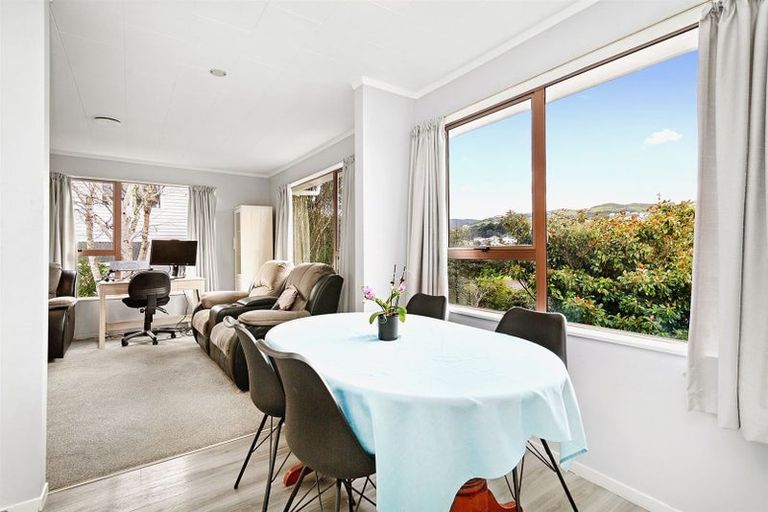 Photo of property in 15a Kereru Bend, Tawa, Wellington, 5028