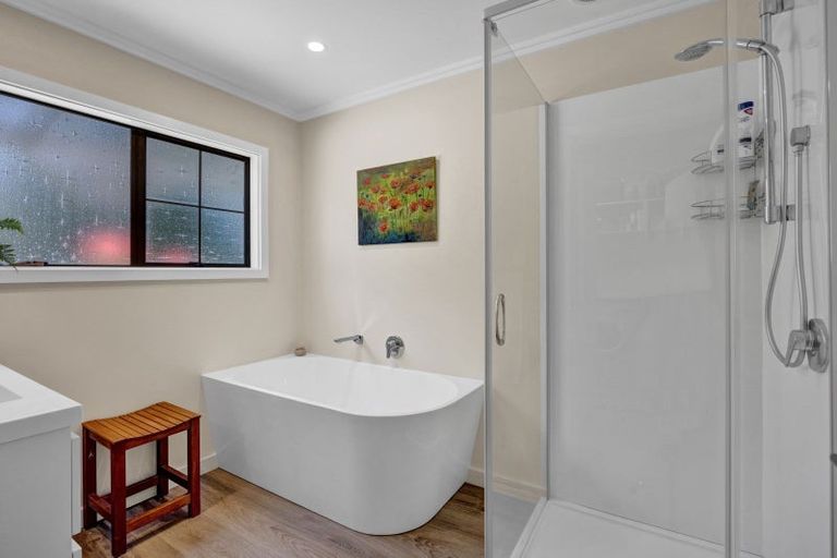 Photo of property in 48 Kairau Road West, Sentry Hill, New Plymouth, 4373