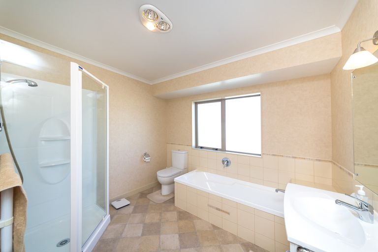 Photo of property in 48 Cashmere Drive, Fitzherbert, Palmerston North, 4410