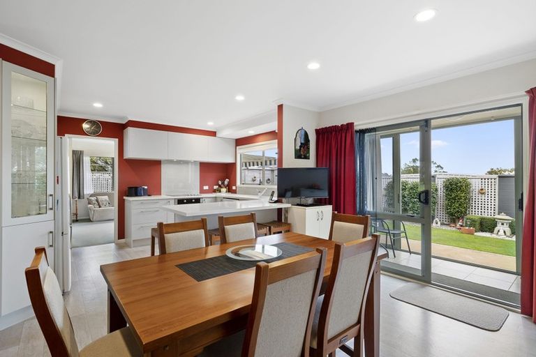 Photo of property in 14 Shelter Grove, Frankleigh Park, New Plymouth, 4310