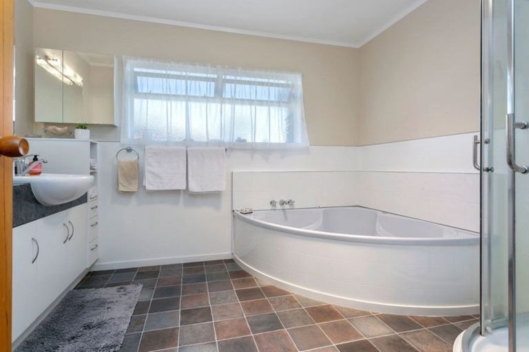 Photo of property in 321 Shakespeare Street, Leamington, Cambridge, 3432