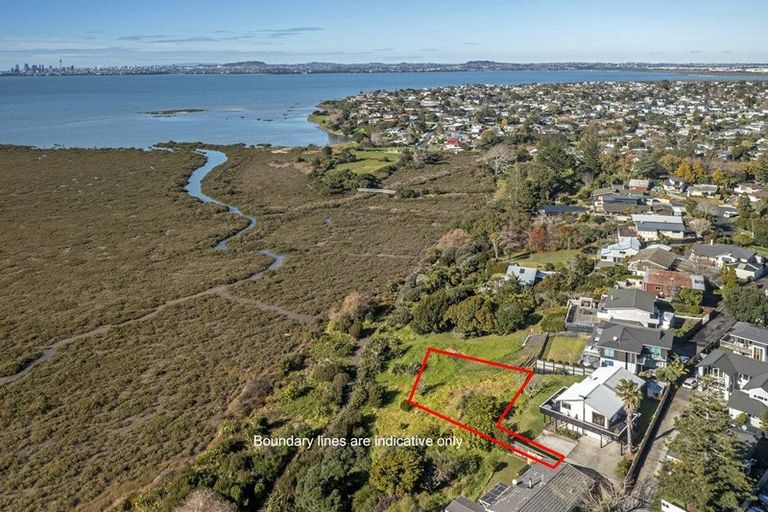 Photo of property in 33a Dawnhaven Drive, Te Atatu Peninsula, Auckland, 0610
