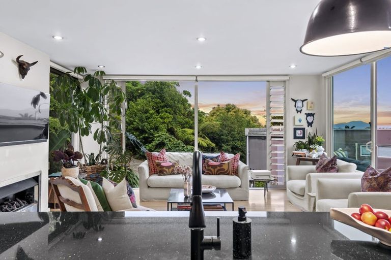 Photo of property in 42 Bayview Road, Browns Bay, Auckland, 0630