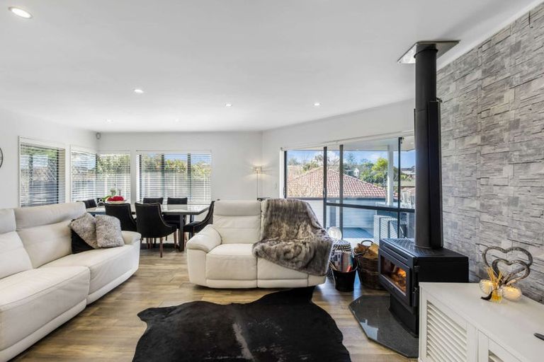 Photo of property in 2/100 Gosford Drive, Botany Downs, Auckland, 2010