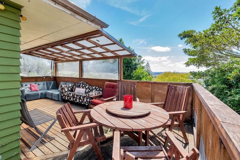 Photo of property in 102 Sunnyside Road, Sunnyvale, Auckland, 0612