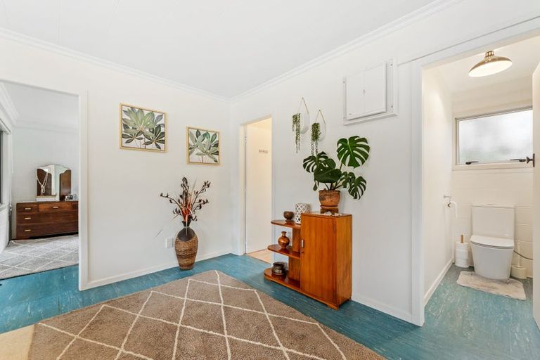 Photo of property in 17 Weranui Road, Waiwera, 0994