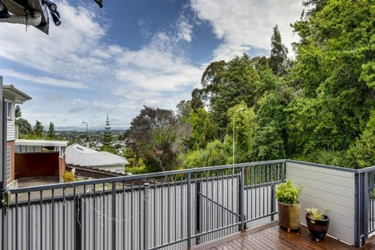 Photo of property in 49 Chaucer Road, Hospital Hill, Napier, 4110