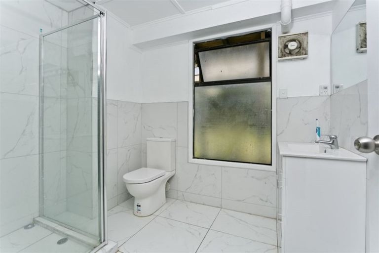 Photo of property in 449 Glenfield Road, Glenfield, Auckland, 0629