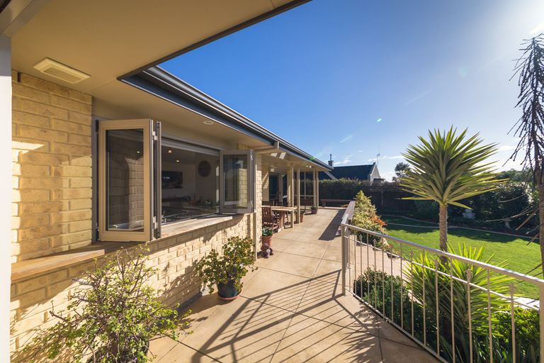 Photo of property in 48 Cashmere Drive, Fitzherbert, Palmerston North, 4410