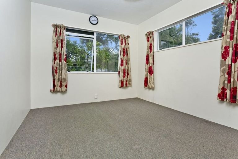 Photo of property in 2/15 Sunhaven Avenue, Glenfield, Auckland, 0629
