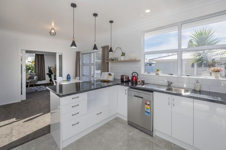 Photo of property in 98 Queen Street West, Levin, 5510