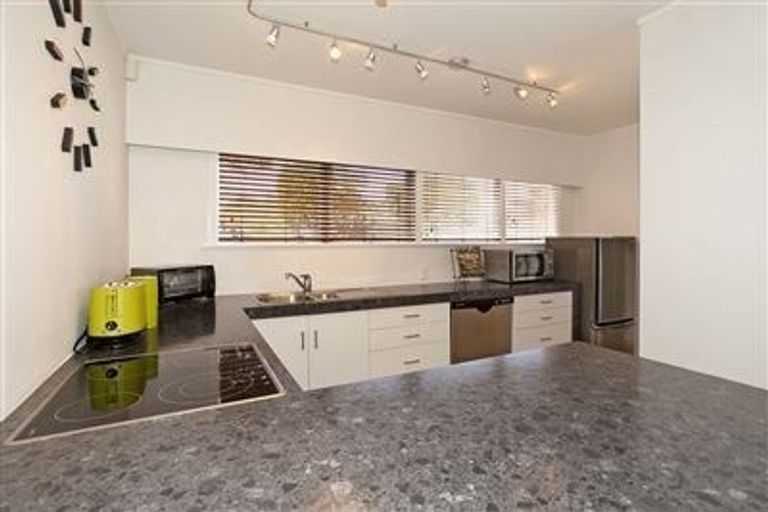 Photo of property in 3/29 Pupuke Road, Takapuna, Auckland, 0622