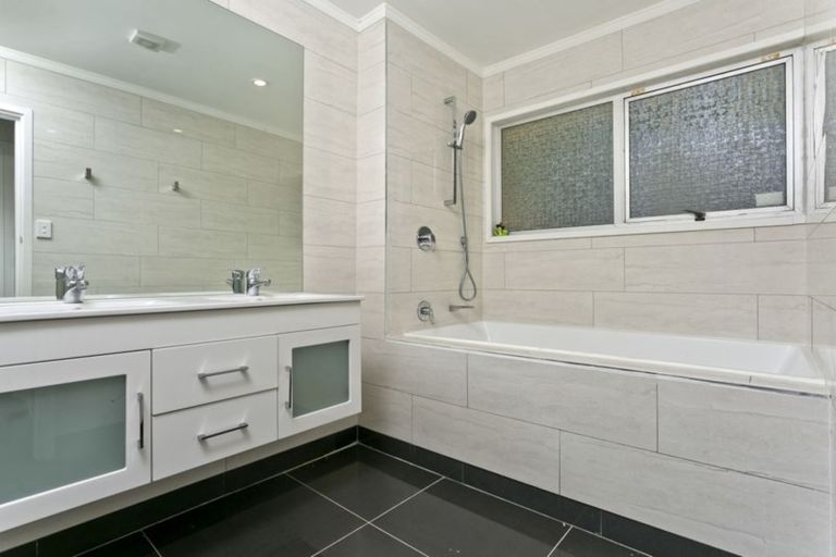 Photo of property in 8 Longwood Place, Forrest Hill, Auckland, 0620