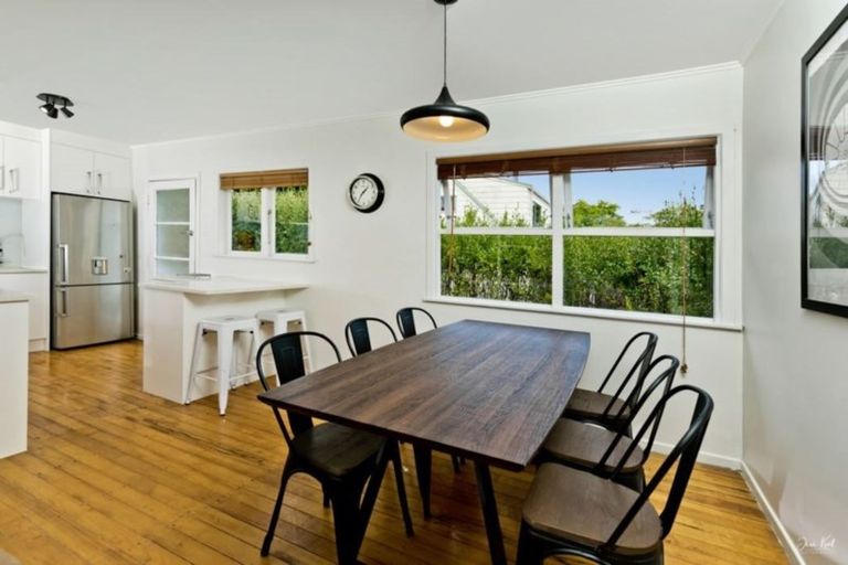 Photo of property in 10 Thomas Rea Place, Te Atatu South, Auckland, 0610