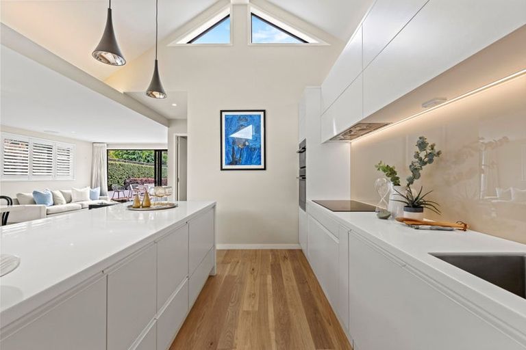 Photo of property in 15 Saint Andrews Square, Strowan, Christchurch, 8052