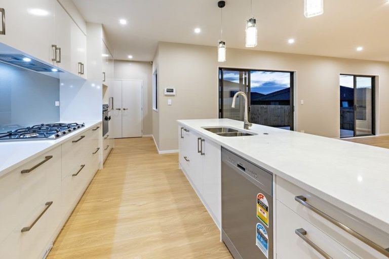 Photo of property in 12 Twin Parks Rise, Papakura, 2110