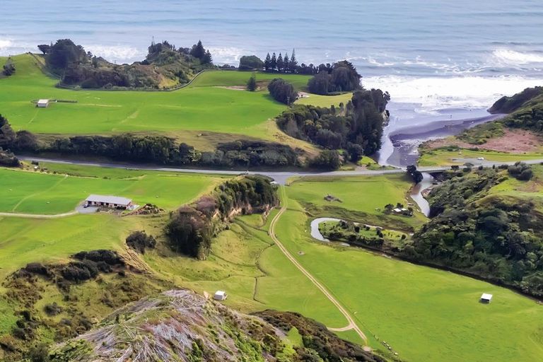 Photo of property in 2 Rapanui Road, Tongaporutu, Urenui, 4378