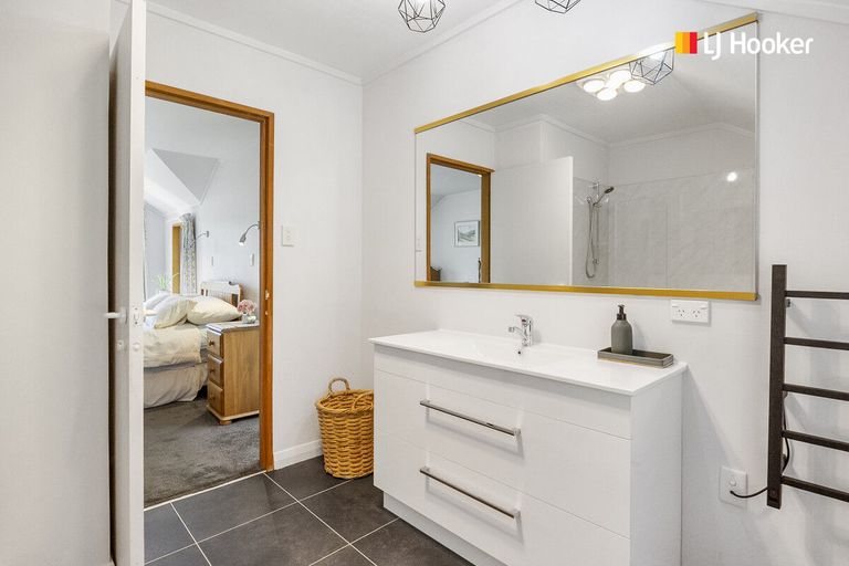 Photo of property in 33 Marine Parade, Macandrew Bay, Dunedin, 9014