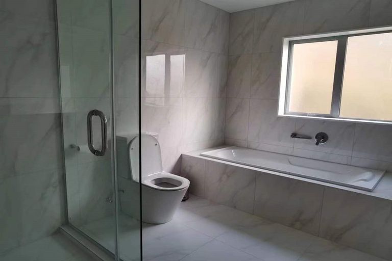 Photo of property in 579 Glenfield Road, Totara Vale, Auckland, 0629