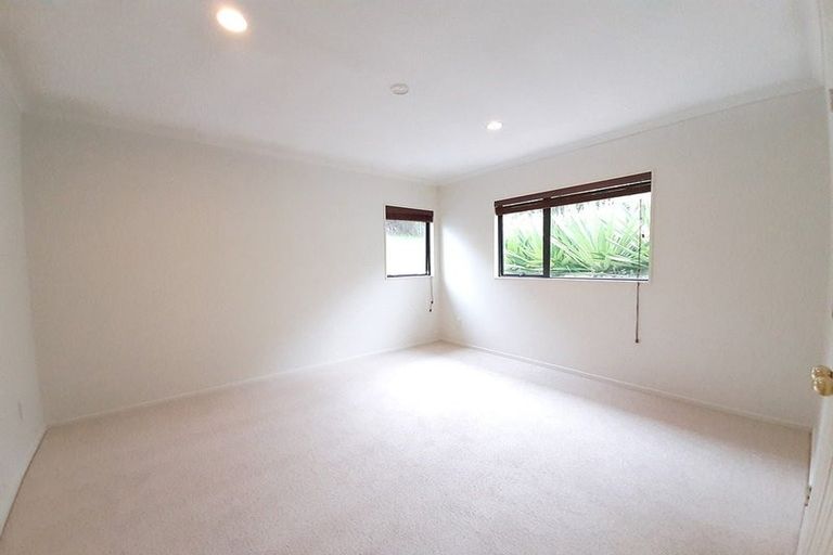 Photo of property in 17 Crimson Park, Oteha, Auckland, 0632