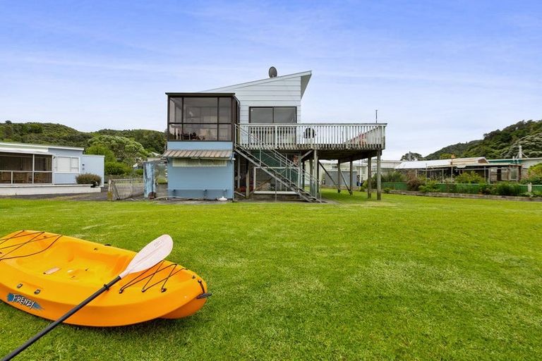 Photo of property in 21 Hills Road, Tongaporutu, Urenui, 4378