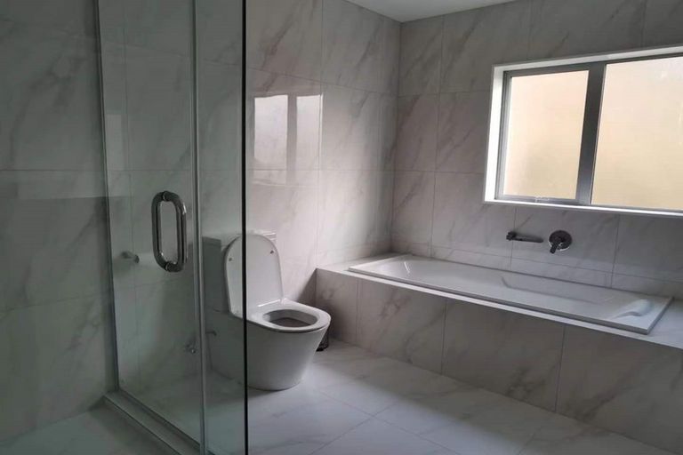 Photo of property in 579 Glenfield Road, Totara Vale, Auckland, 0629